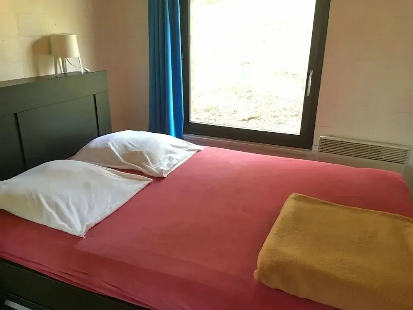 Nicely Furnished Bungalow with Fireplace near Maas