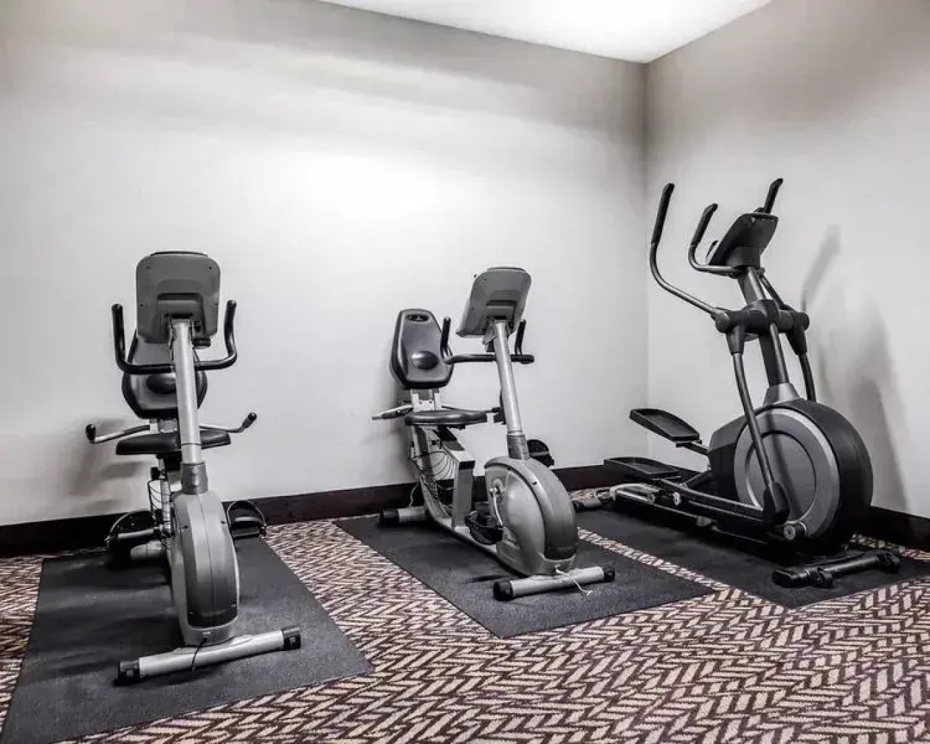 Suburban Studios Kansas City Airport North