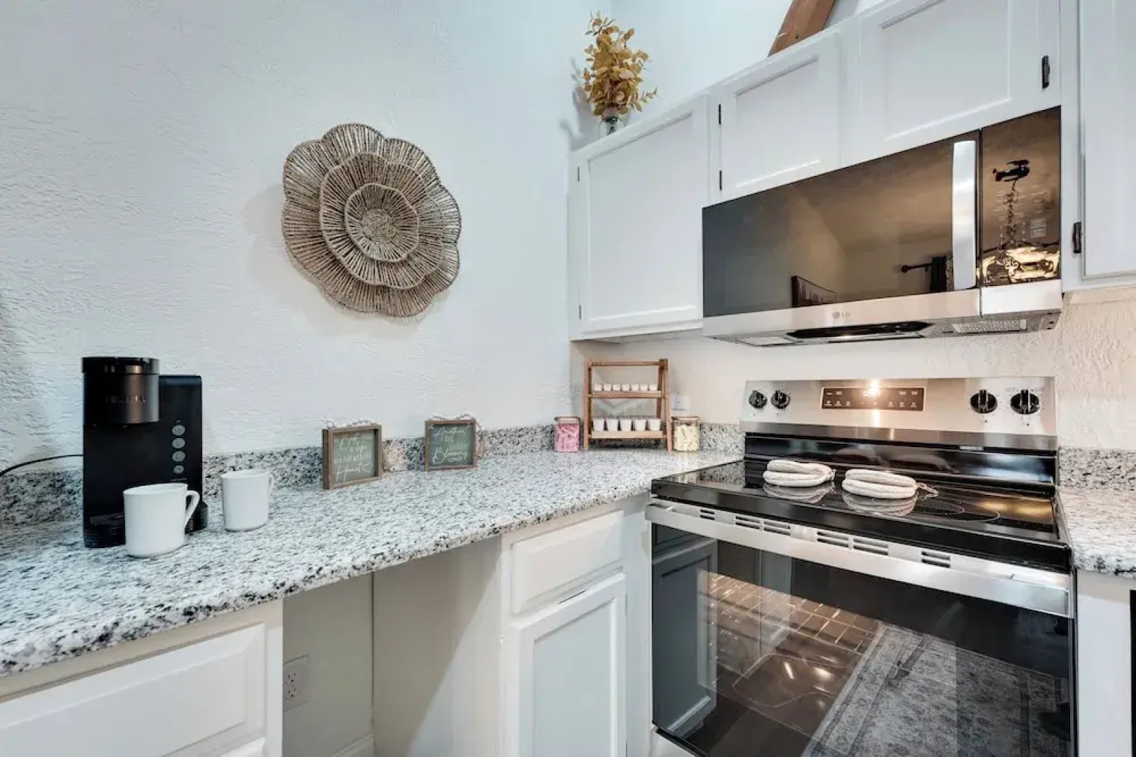 3 Mi to Table Rock Lake: Cozy Cabin in the Woods!