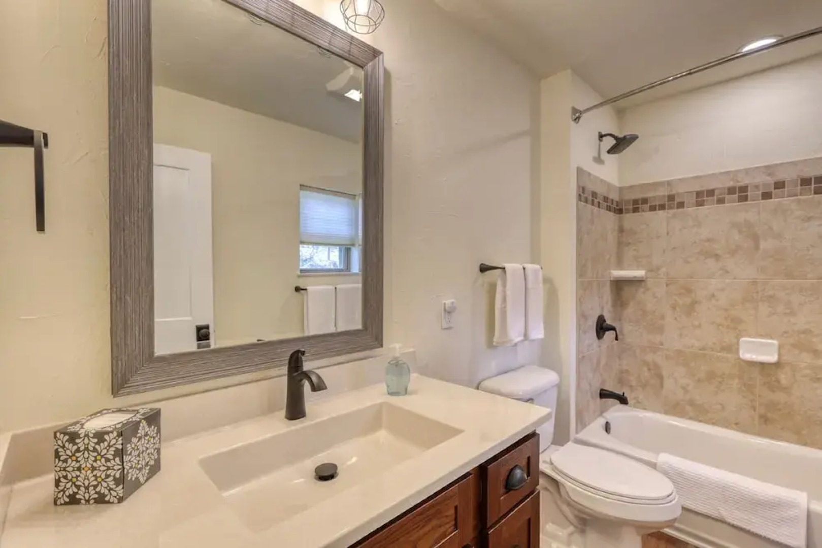 Gold Mining Condo King Bed Modern Comforts