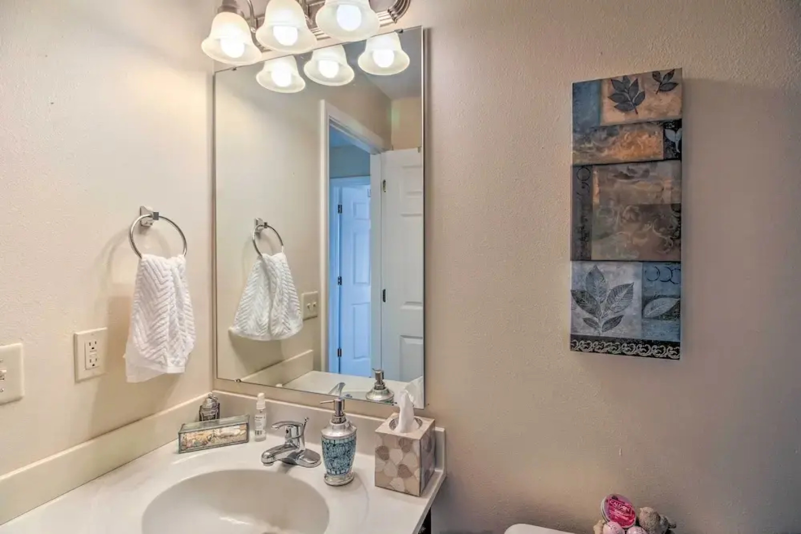 Pet-friendly Home w/ Yard: 9 Mi to Table Rock Lake