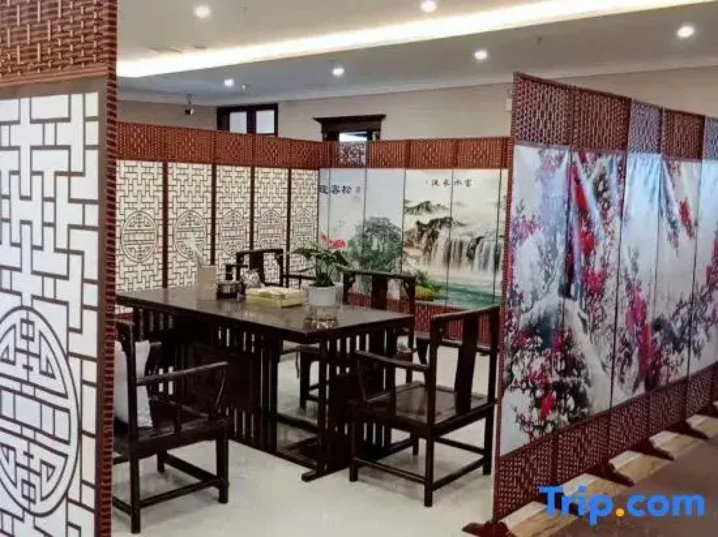 Ruo Rongbo Mei Hotel