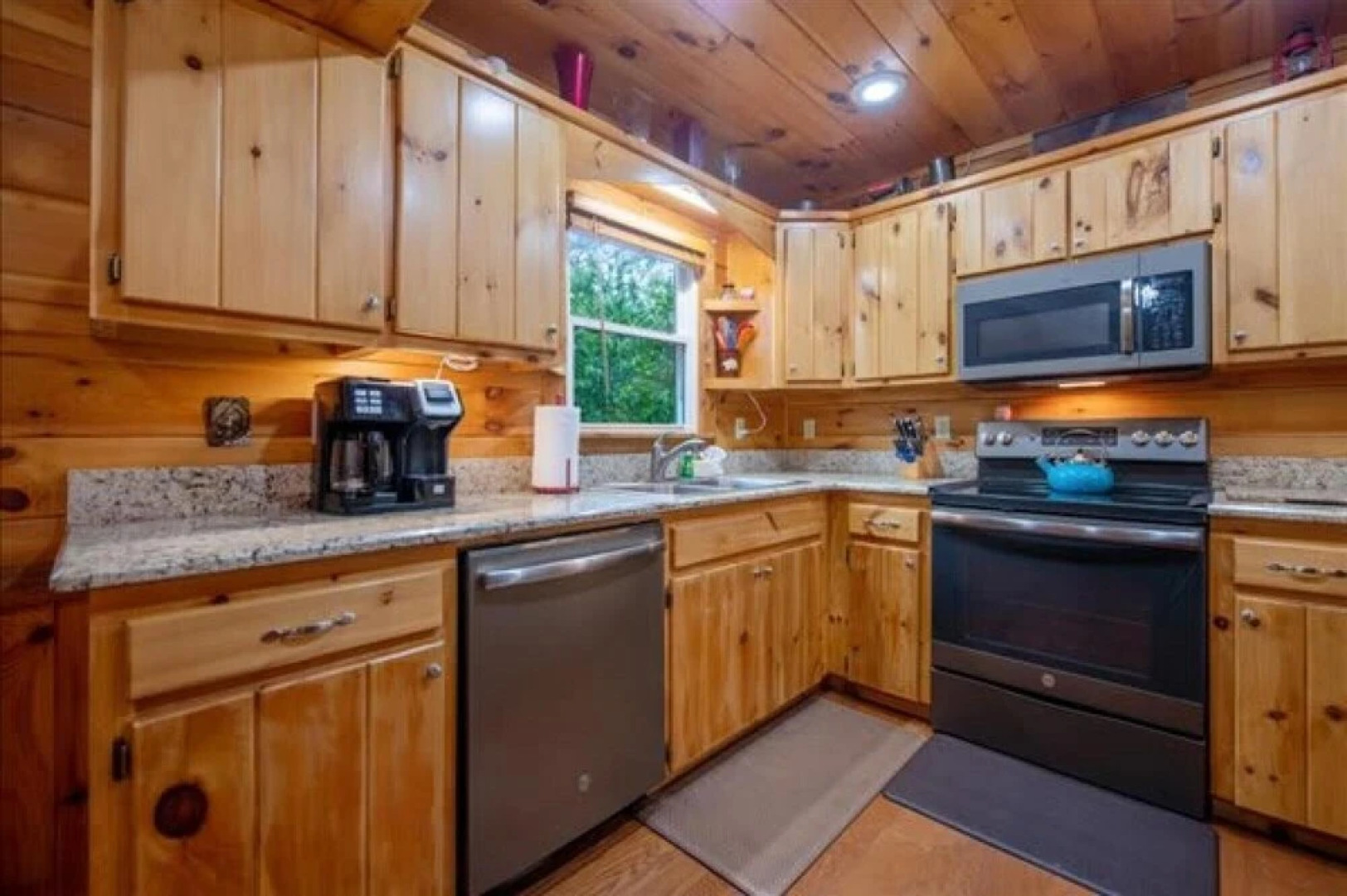 Ricks Retreat Charming Log Cabin Firepit Ping Pong hot tub Close to Blue Ridge