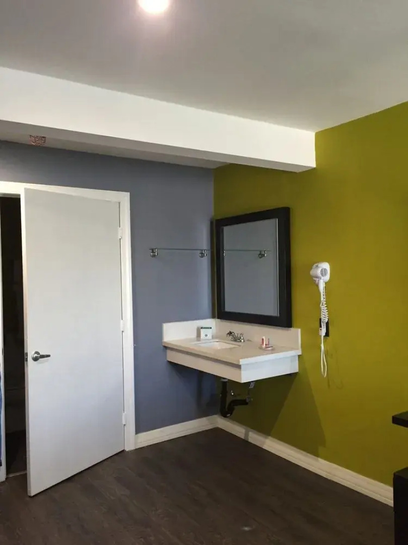 Econo Lodge Near Lax