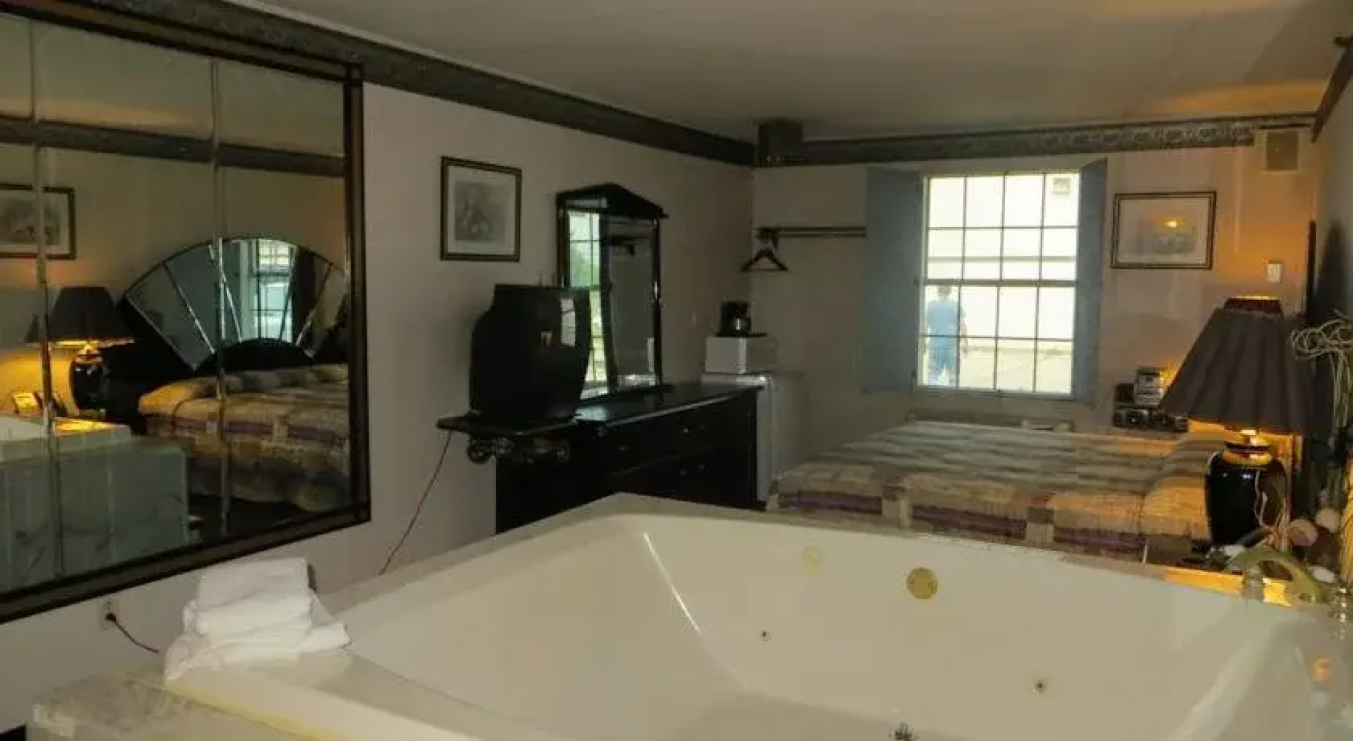 Hollywood Inn & Suites