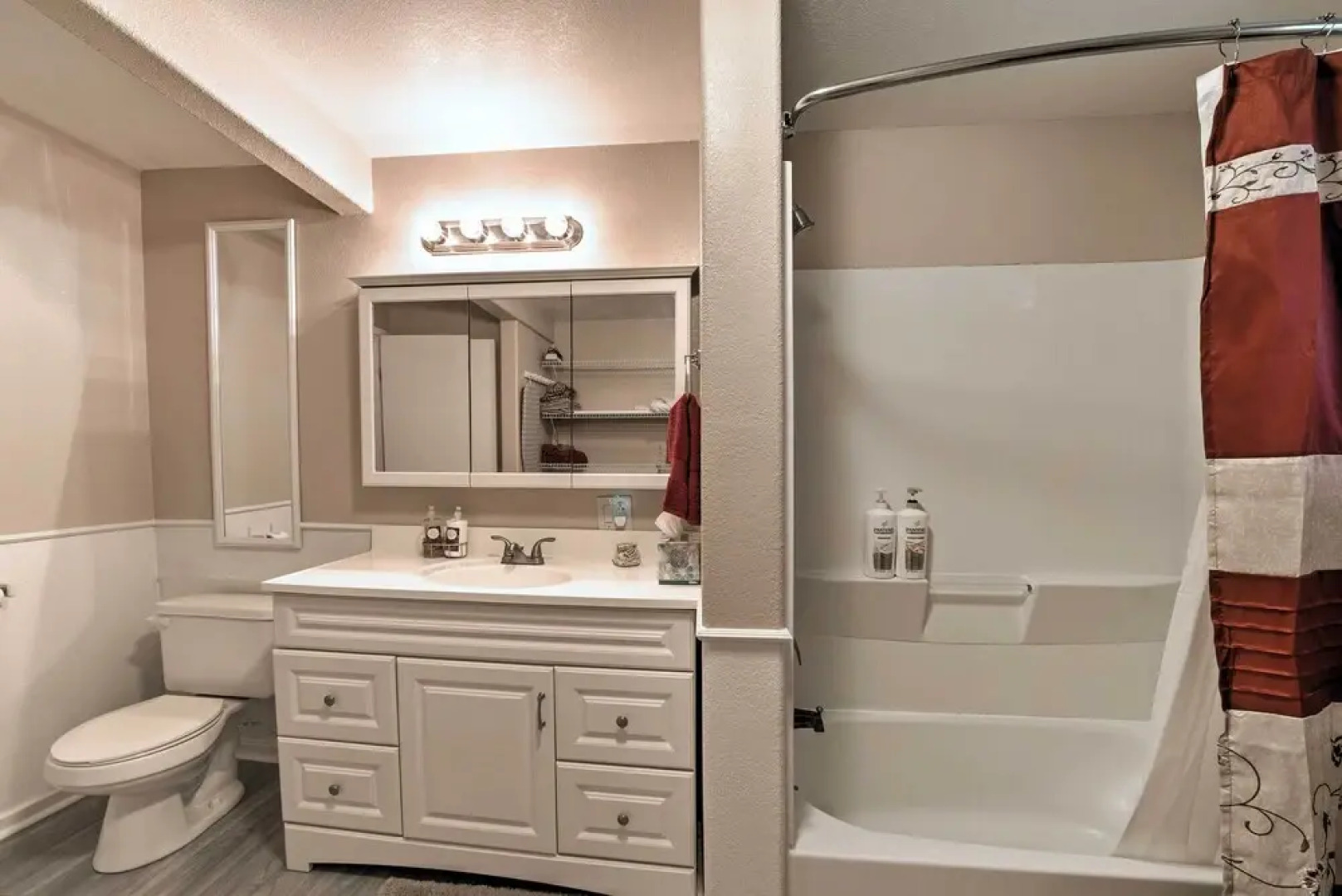 Hawaiian Hideaway w/ Yard < 2 Miles to Hilo Bay!