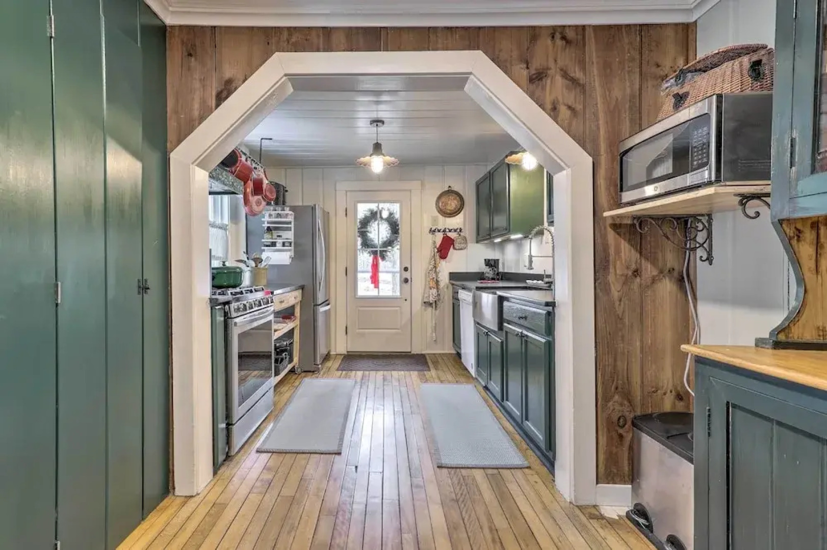 Charming Sutton Cottage: Walk to Lake & Farm!