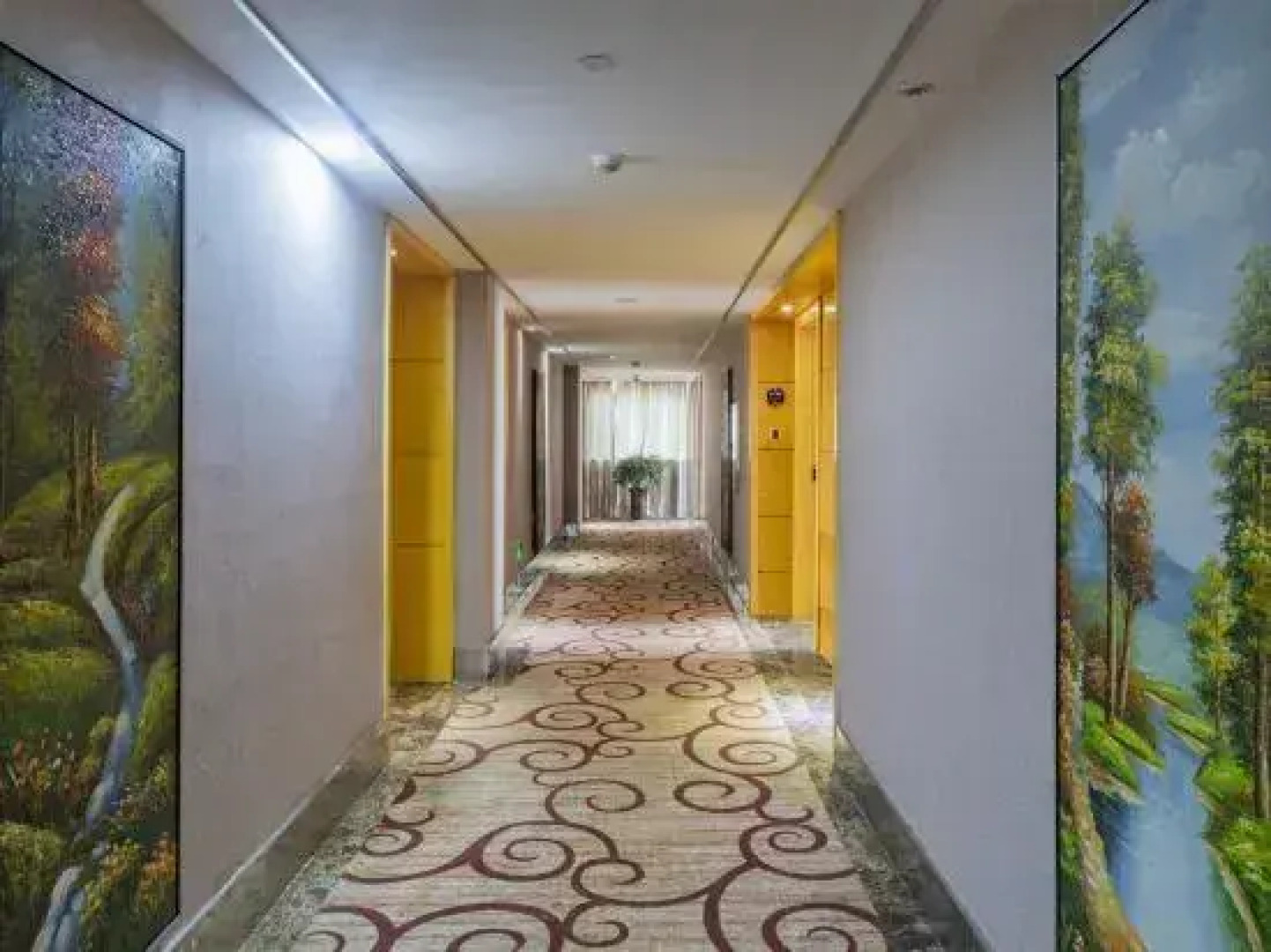 Zhongxiang Fengshuoyuan International Hotel (Zhongbai Plaza Bus Terminal)