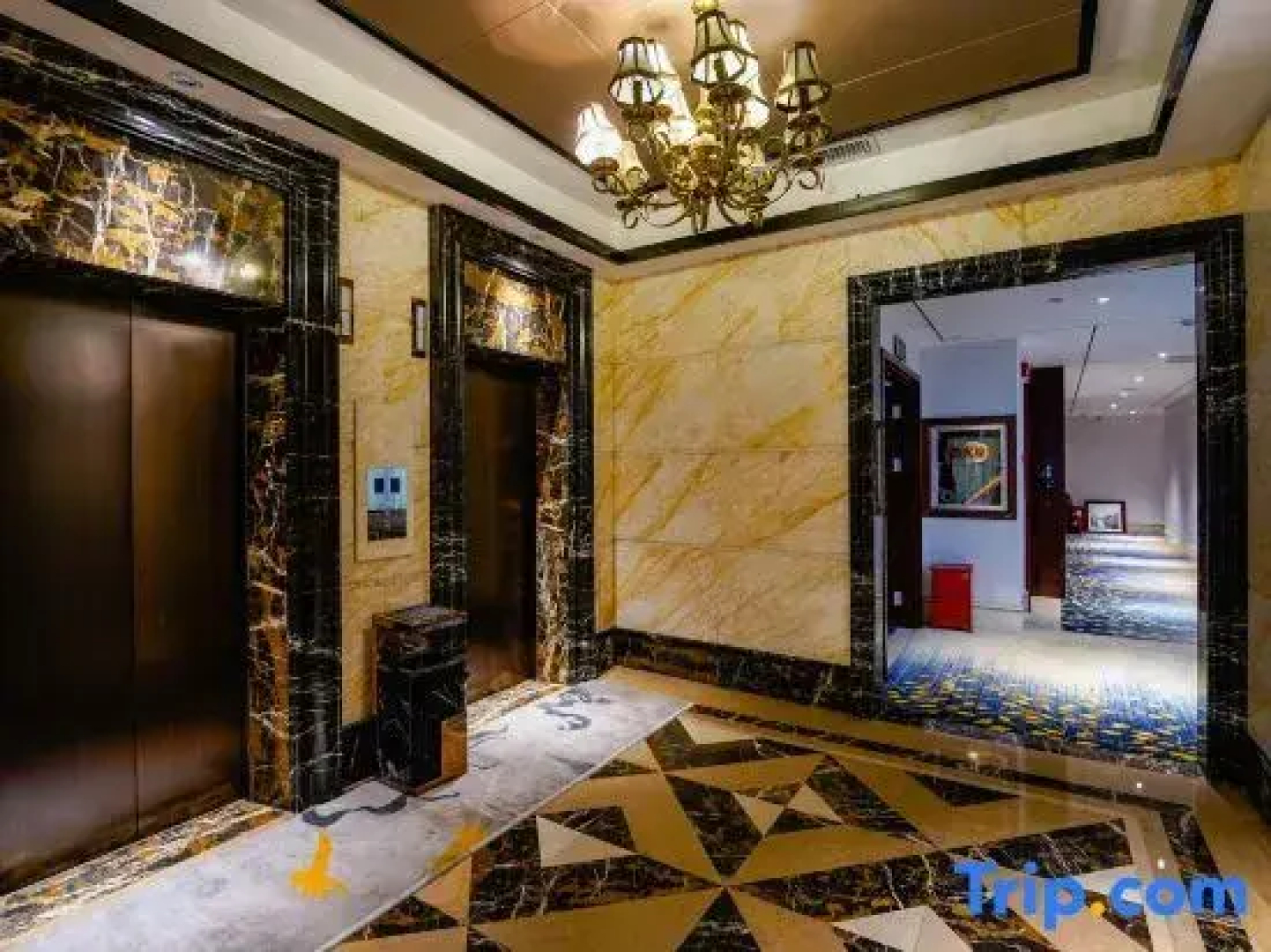 Green Oriental Hotel (Wanshougong Rope Jinta Subway Station)