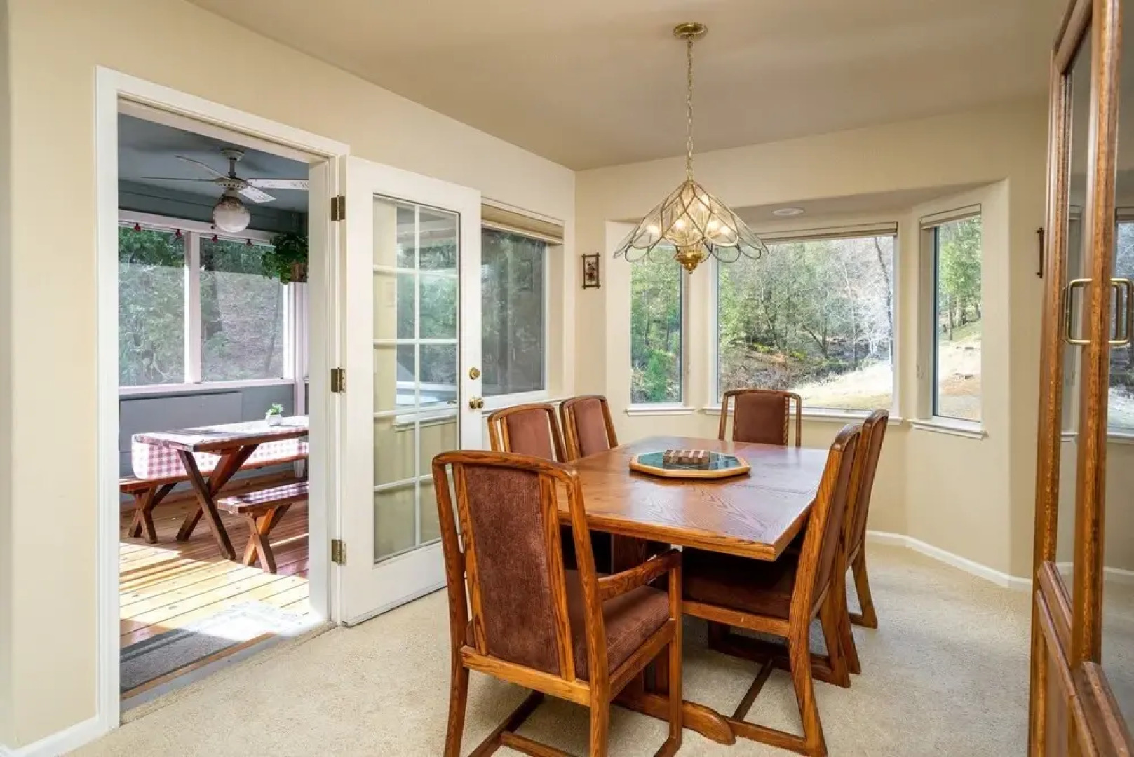 Happy Trails - Updated Home with Cozy Sunroom by Yosemite Region Resorts