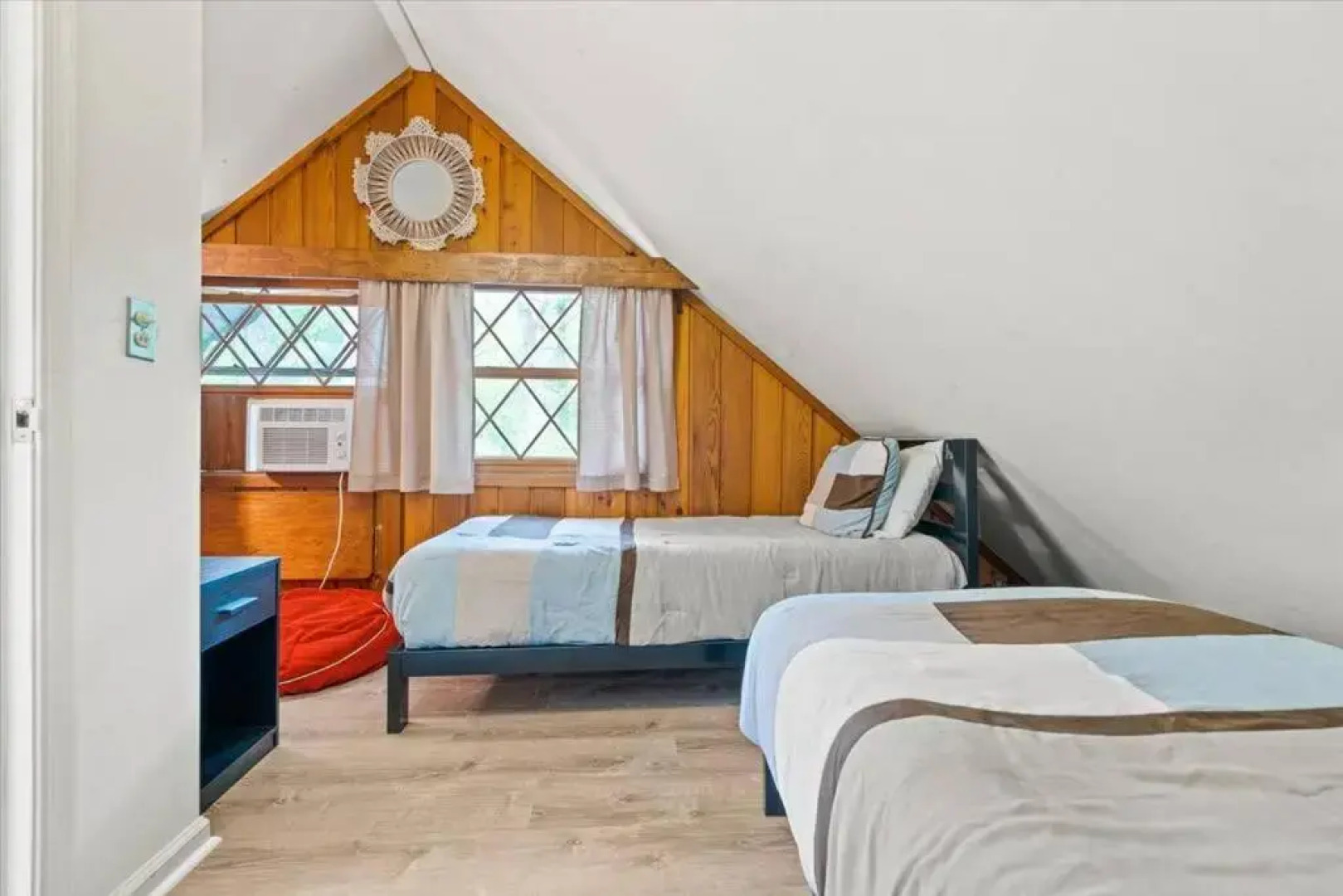 The Gingerbread House: 4 BR chalet, w/ Sunroom/Deck, sleeps 12, modern amenities