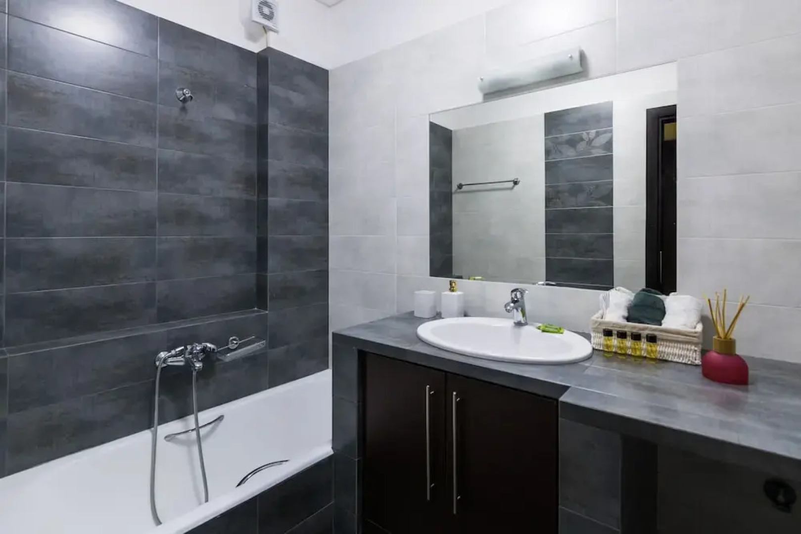 Thresh Apartments Airport by Airstay