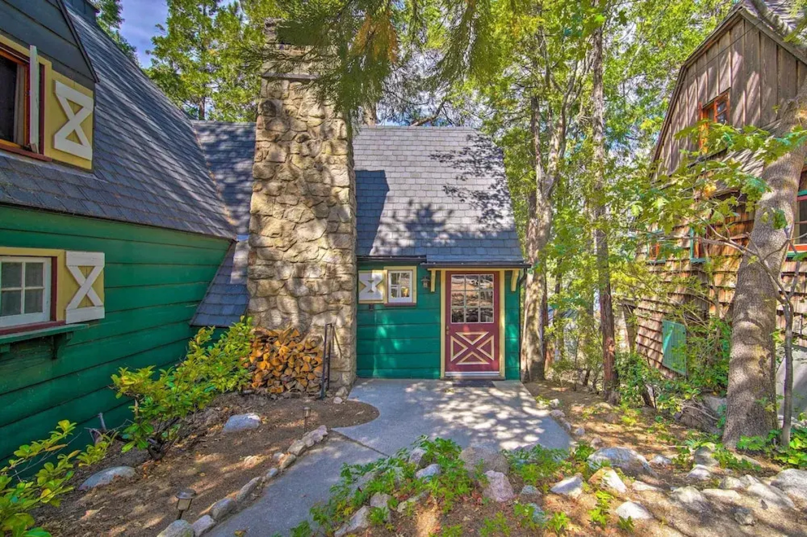 Vintage Lake Arrowhead Cabin - Walk to Lake!