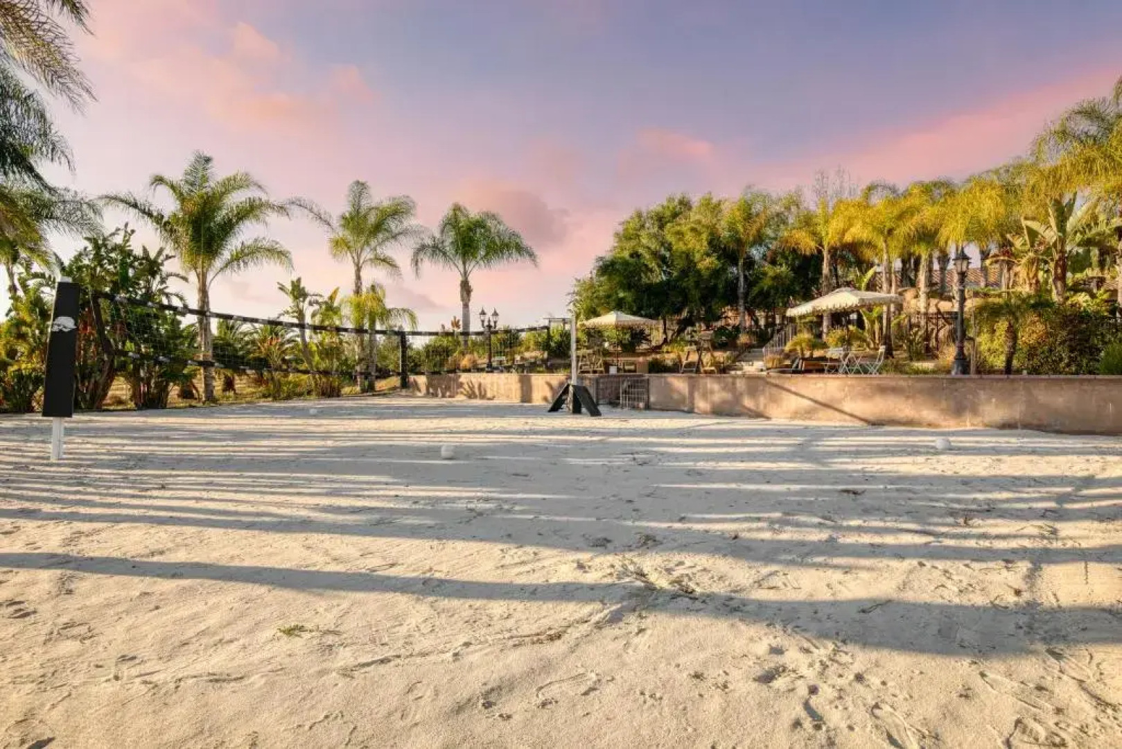 Sky Lantern by AvantStay Stunning Oasis w Pool Hot Tubs Volley Ball Court Home Office