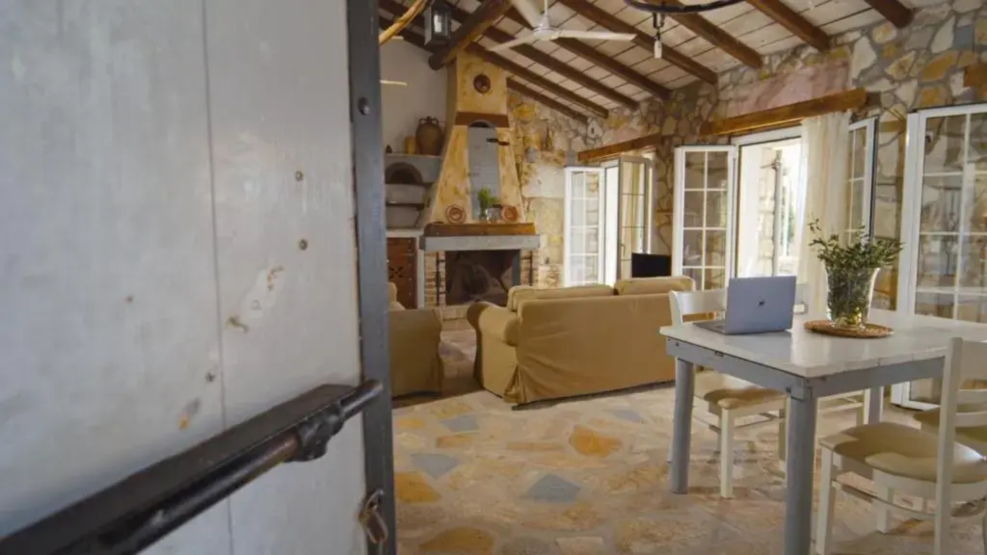 Scirocco And Folitsa Villas