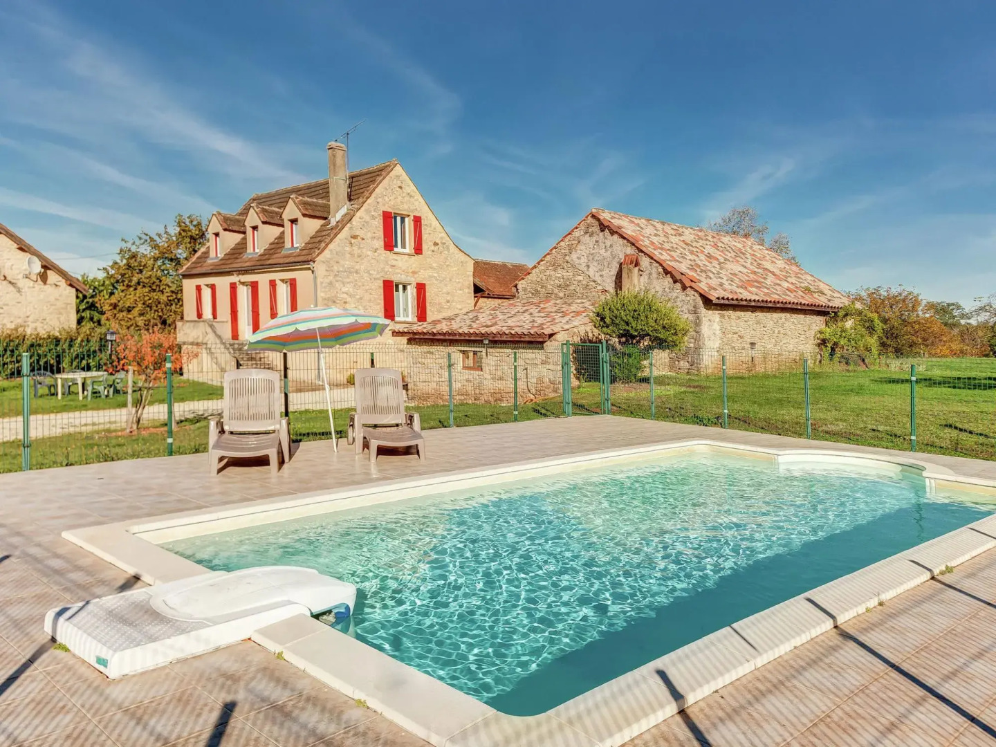 Luxury Holiday Home in Prats-du-périgord With Swimming Pool