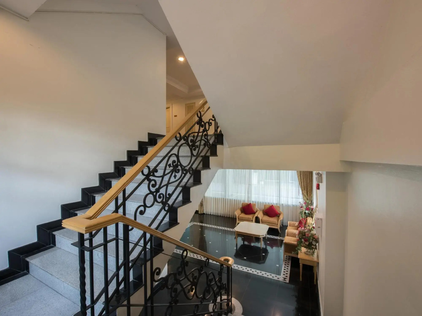 Romance Hotel Srinakarin