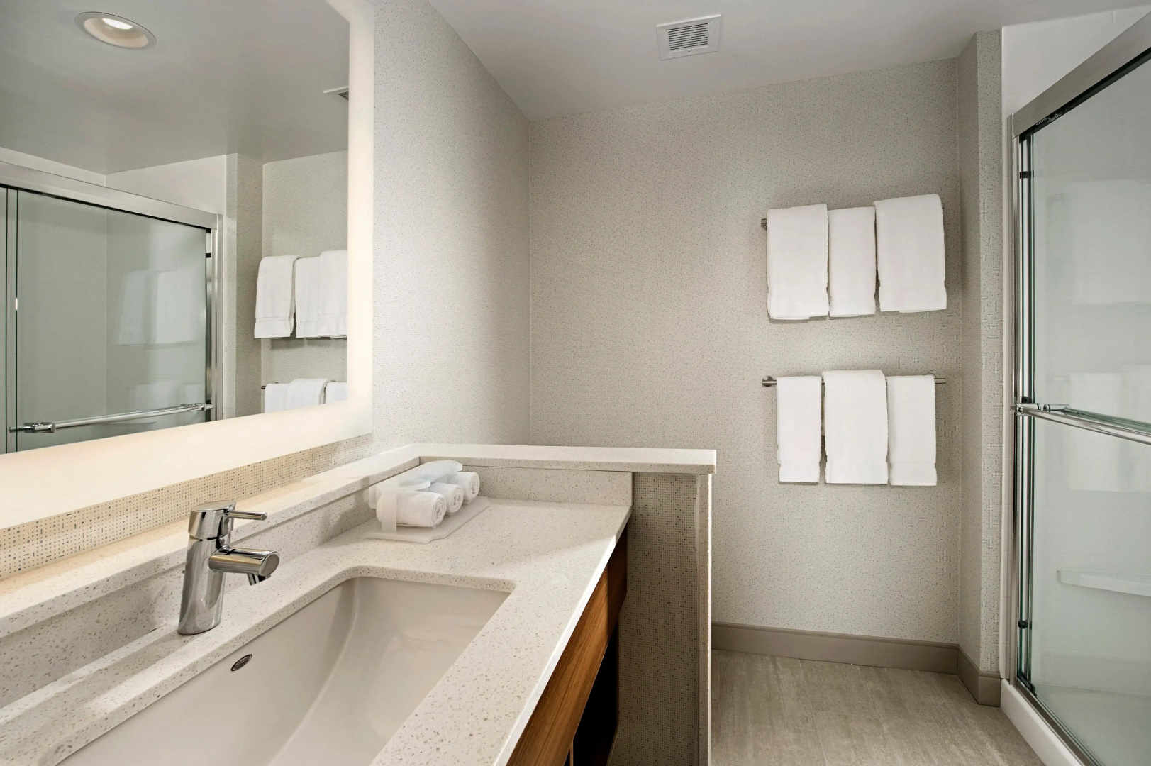 Holiday Inn Express & Suites Altoona by IHG