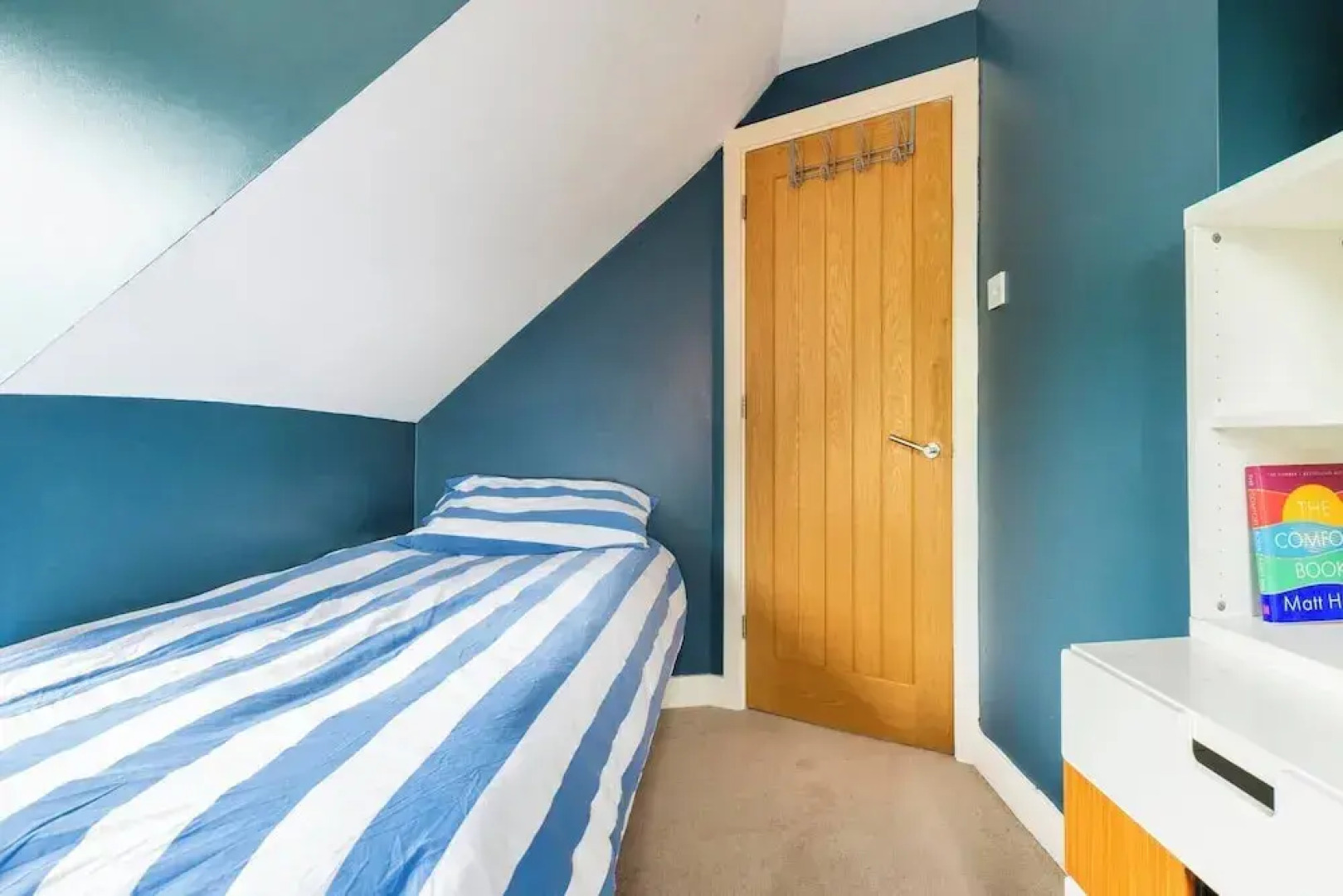 Room in Guest Room - Calm For 3, Handy for Airport, Train Free Parking