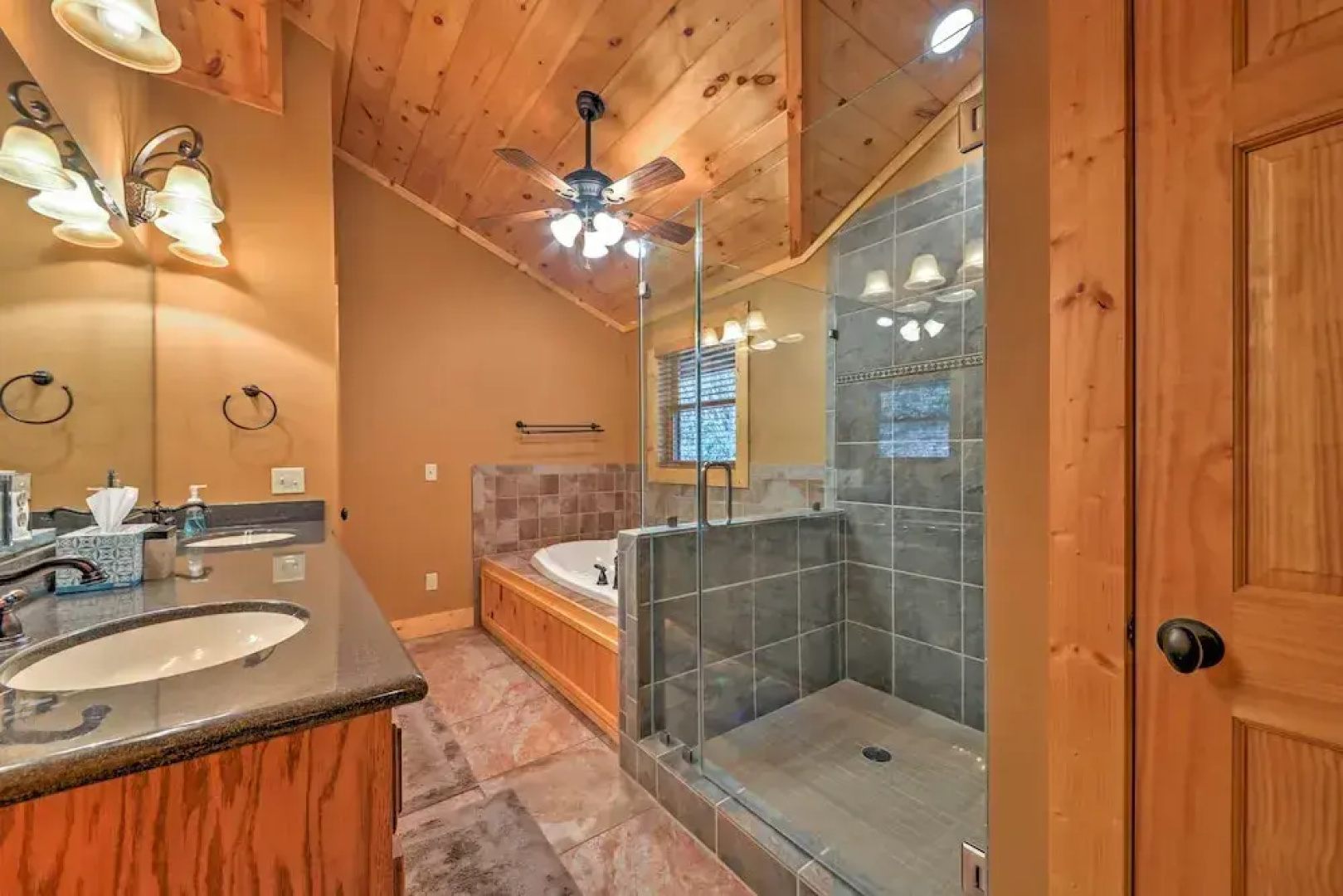 'the Cozy Bear Cabin: Upscale Deck & Mtn Views!
