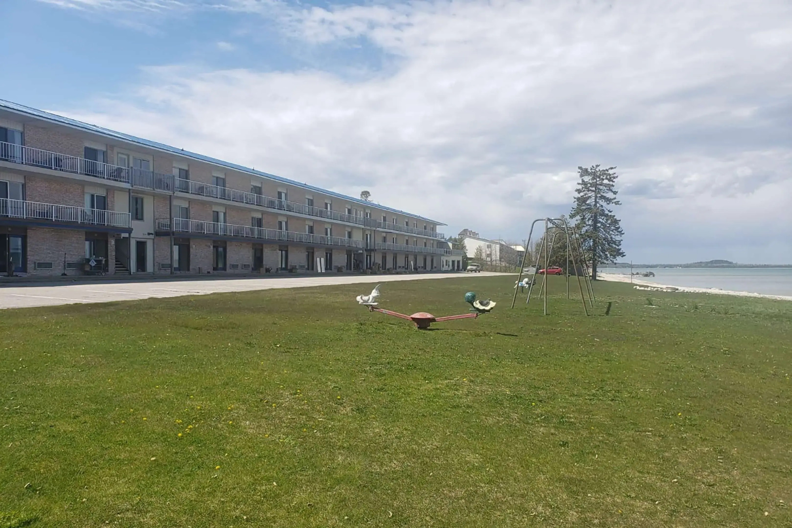 Days Inn & Suites by Wyndham St. Ignace Lakefront