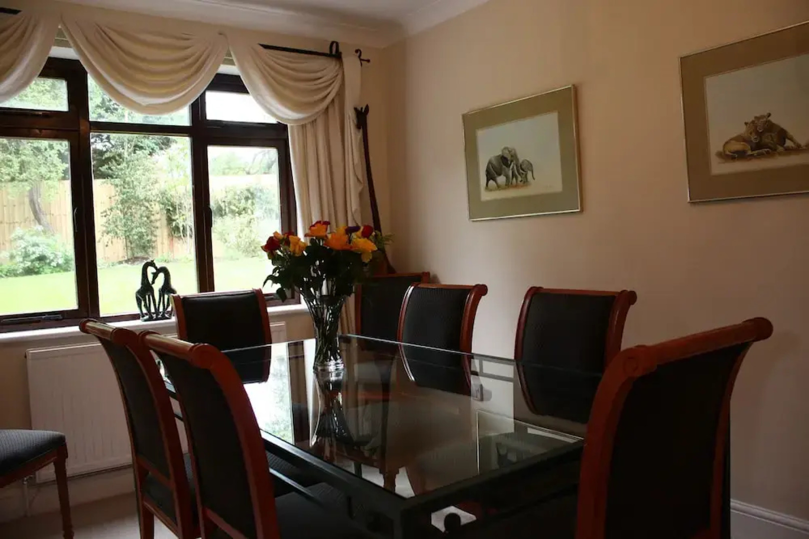 Spacious Homestay With Parking