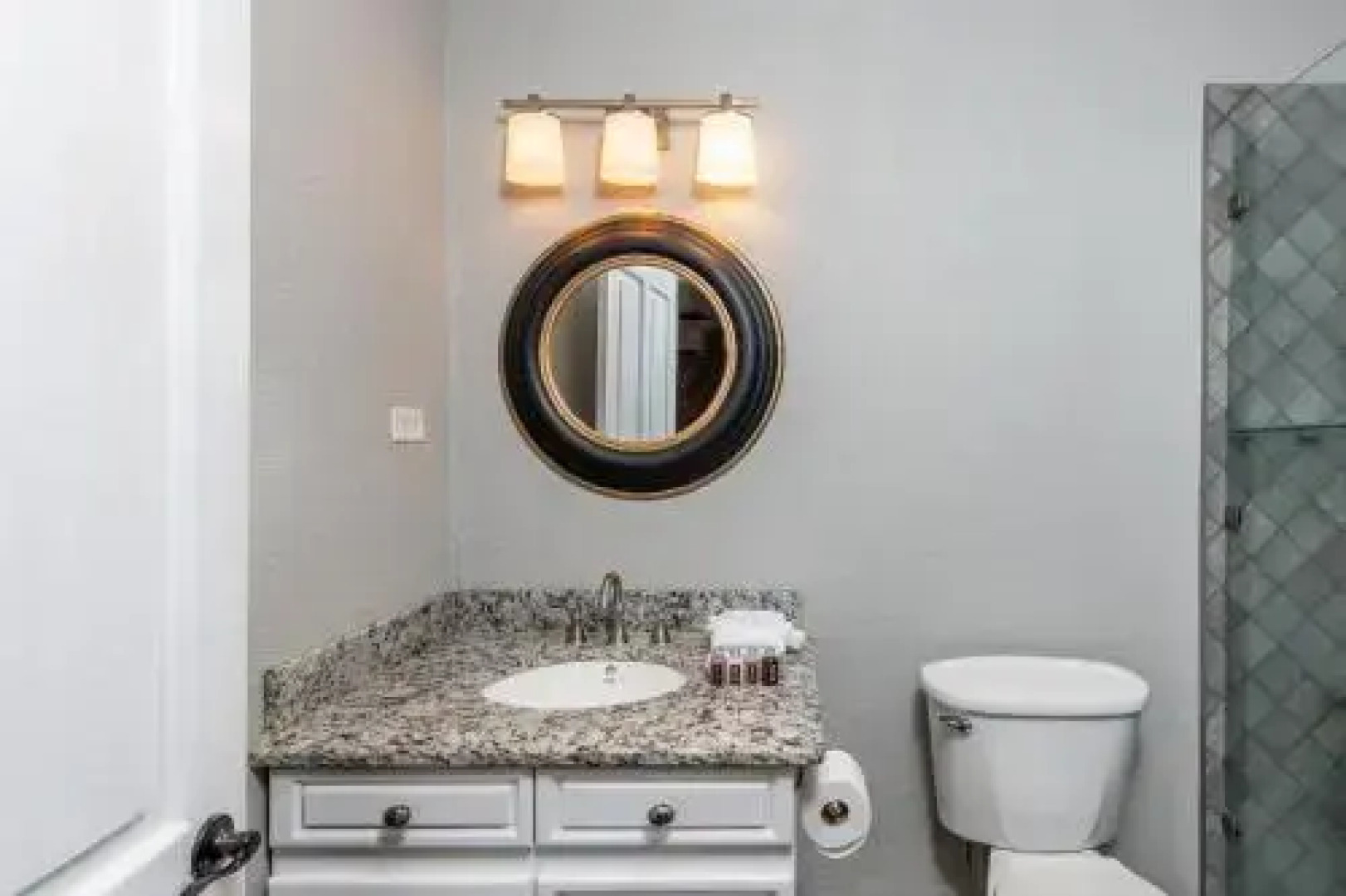 Luxury 4-bedroom home a short walk from the beach