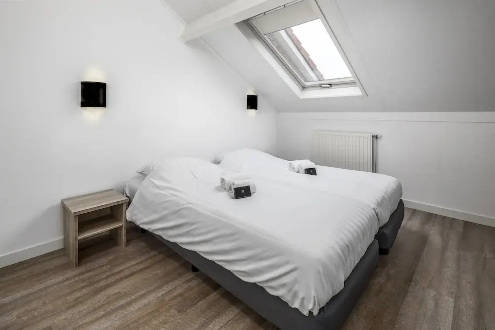 Restyled Bungalow With 2 Bathrooms, Near the Beach