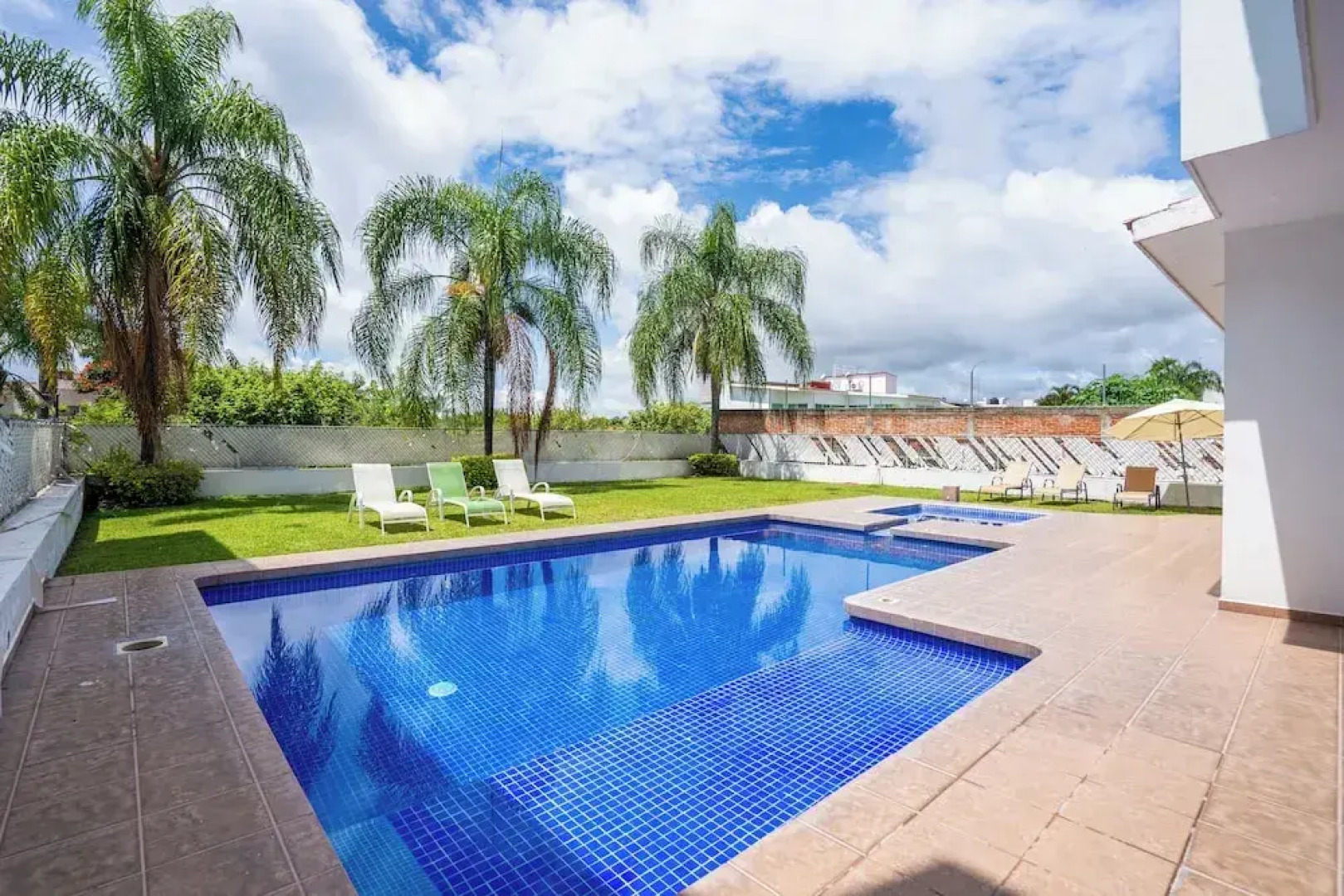 Spacious 5 Bedroom Oasis with Pool & BBQ