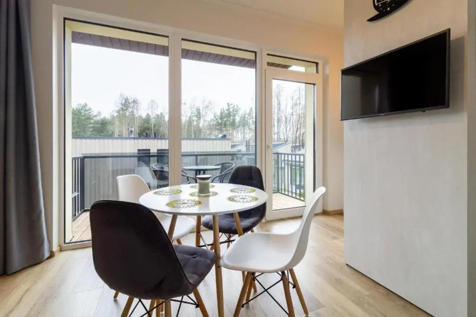 VineWood Apartment, By Cohost