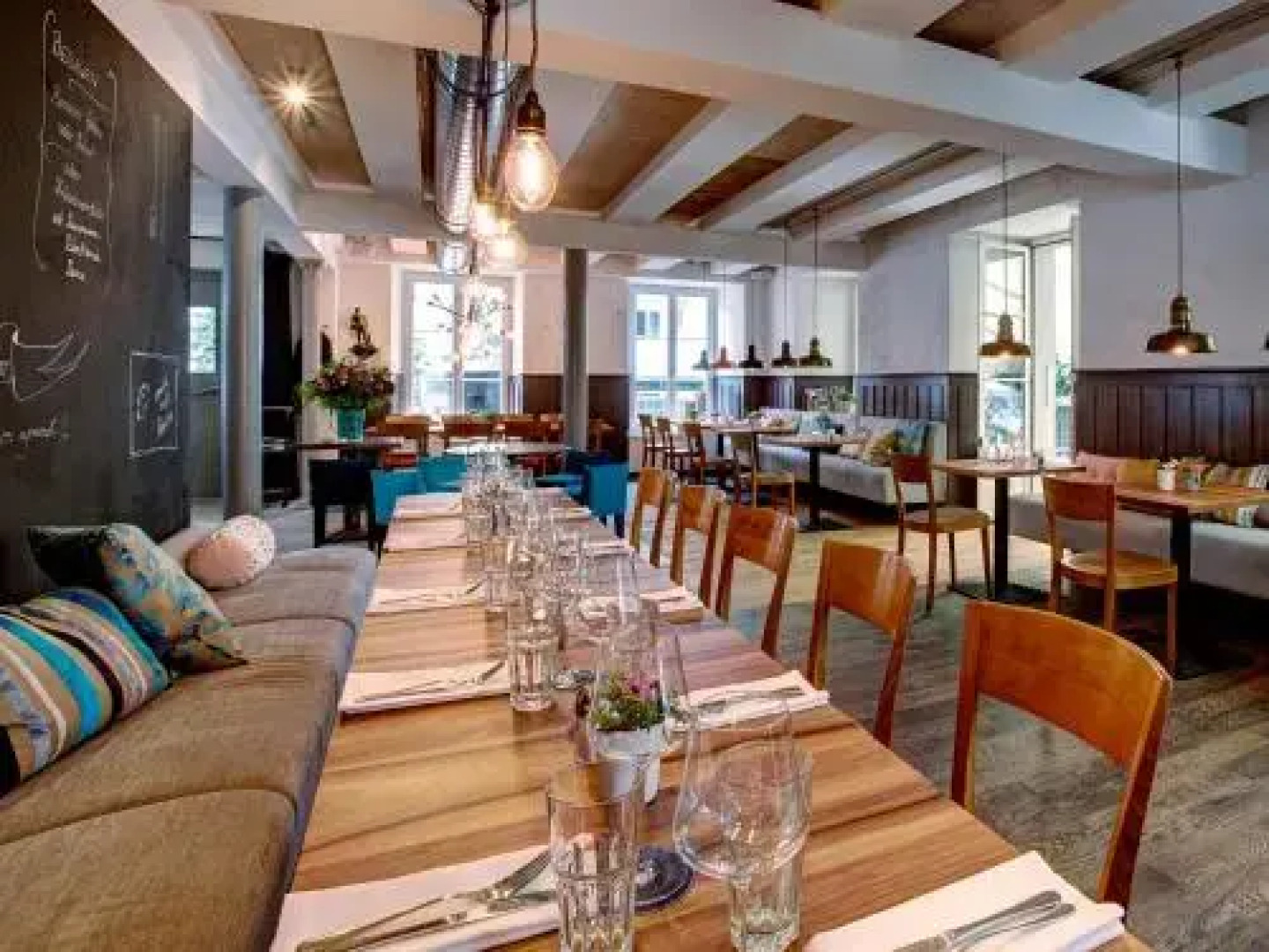 August Restaurant Hotel