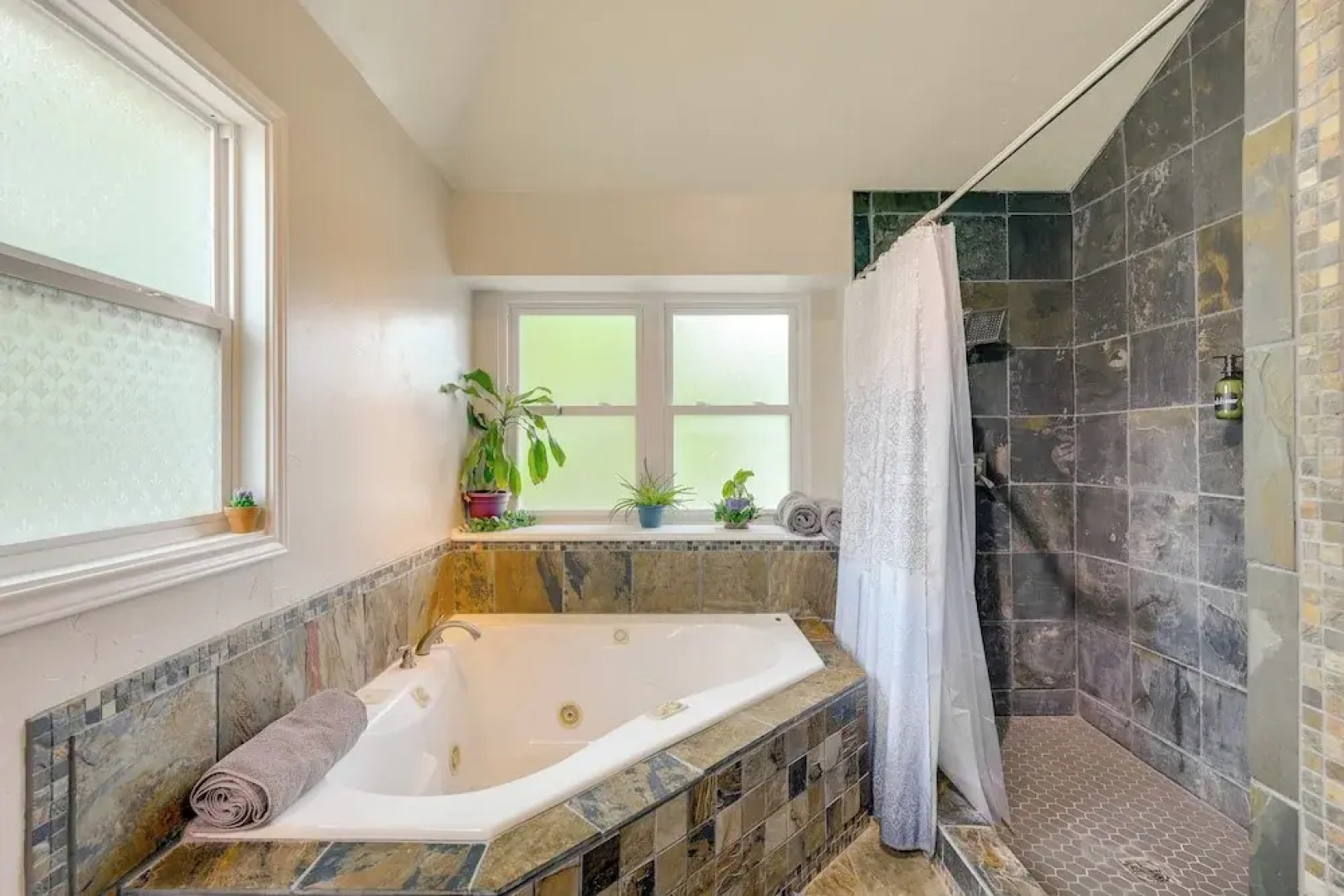 Hot Tub & Game Room: Spacious Live Oak Home!