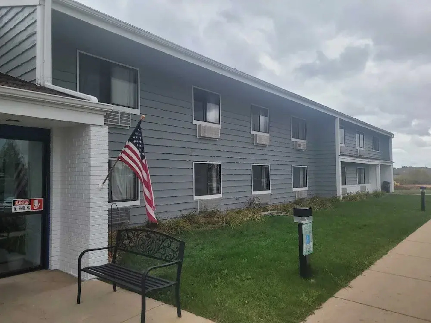 Belgium Inn & Suites