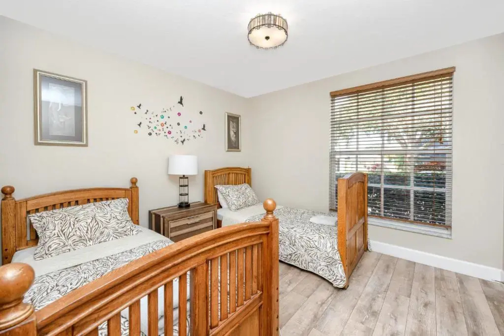 #3 Large 4 Bedroom 3 Bathroom Vacation House With Heated Swimming Pool