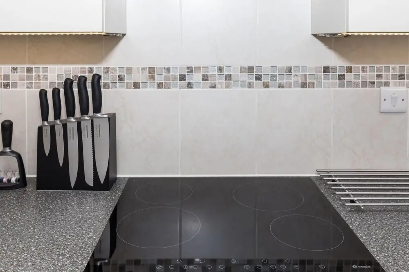 Garland Penthouse- Large 2 bed 2 Bath Self Contained Flat- Close to Shops