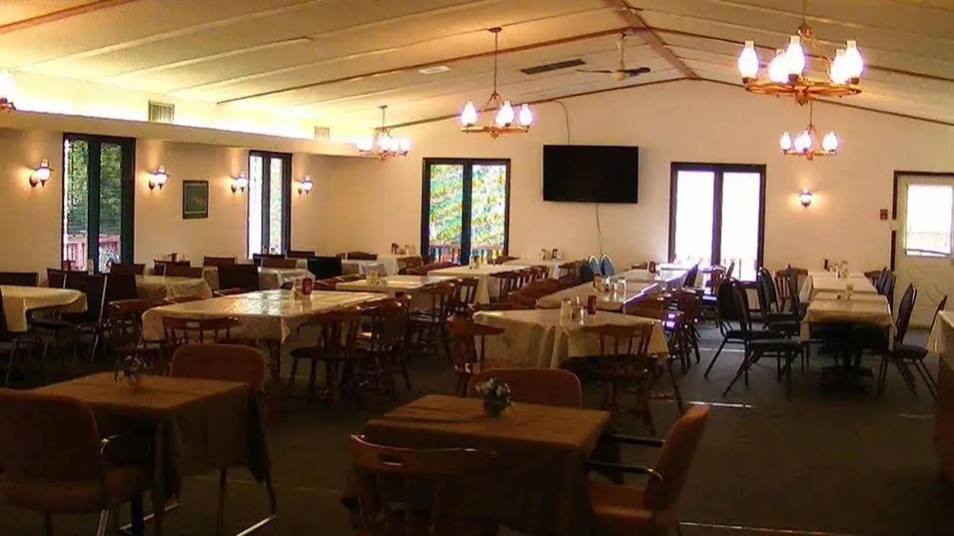 Hill Island Lodge