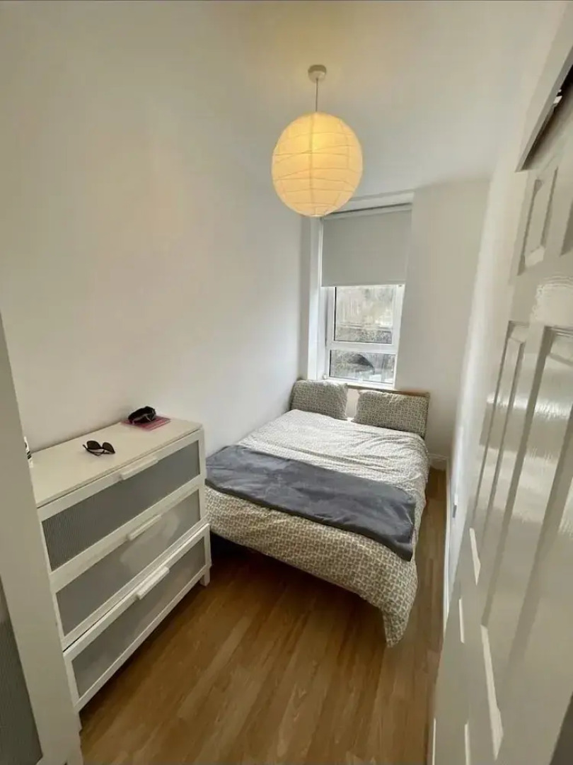 1-bed Apartment Next to Paisley Gilmour Station!