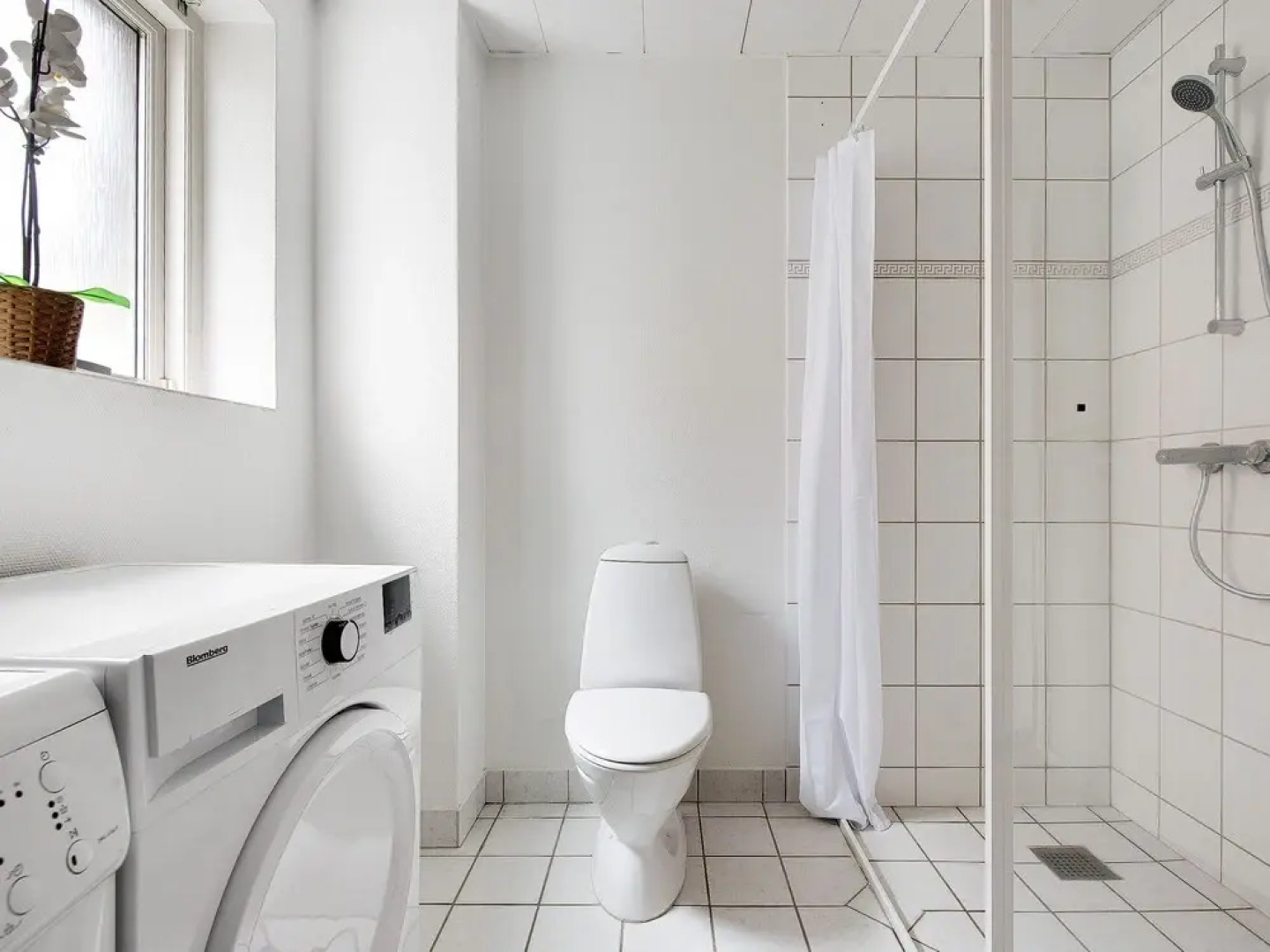 Sanders Constantin - Chic 2-bdr Apt With Balcony