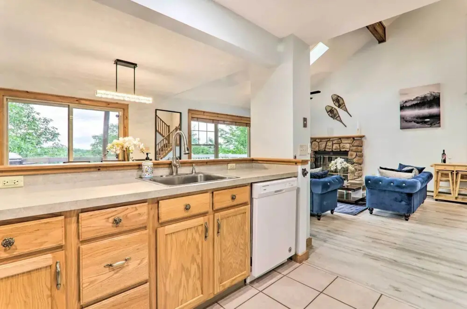 Modern Camelback Mountain Home: 1/2 Mi to Skiing!