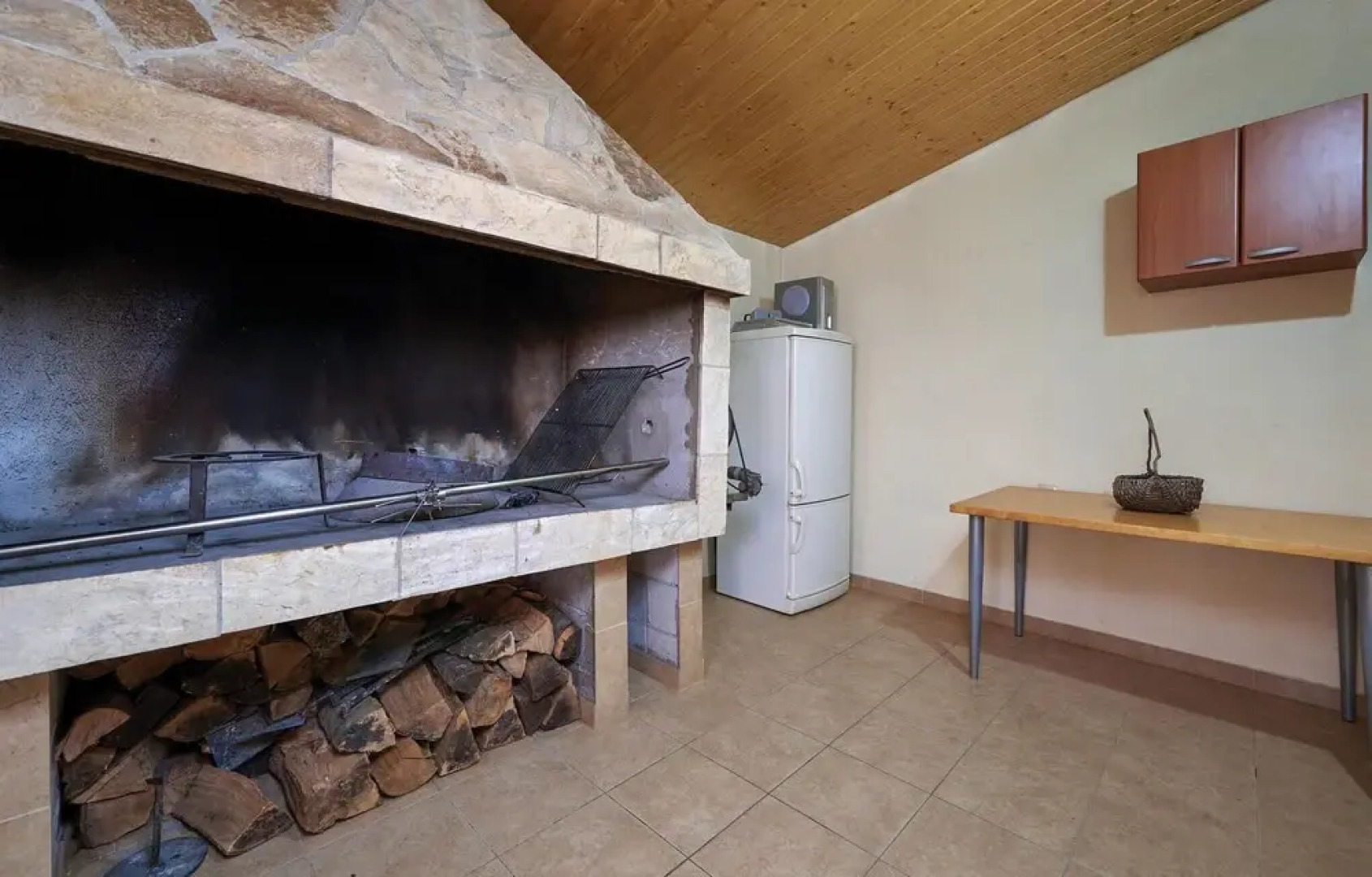 Beautiful Home in Pano With Wifi and 5 Bedrooms