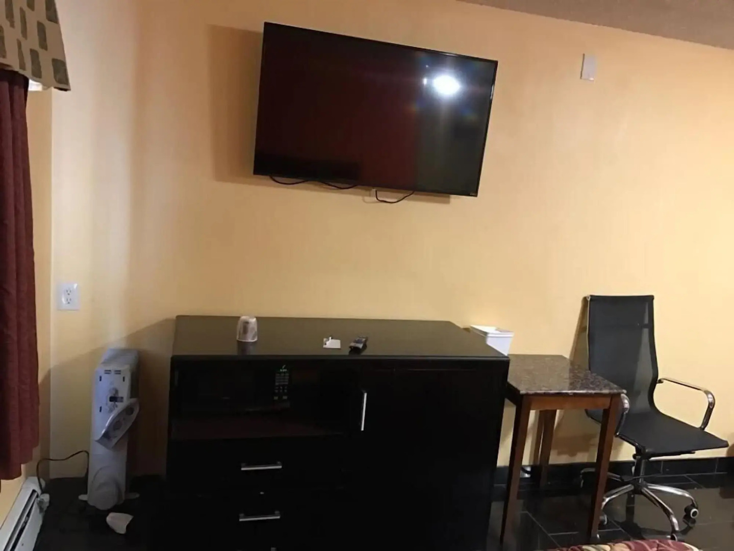 Travelodge by Wyndham Avenel Woodbridge