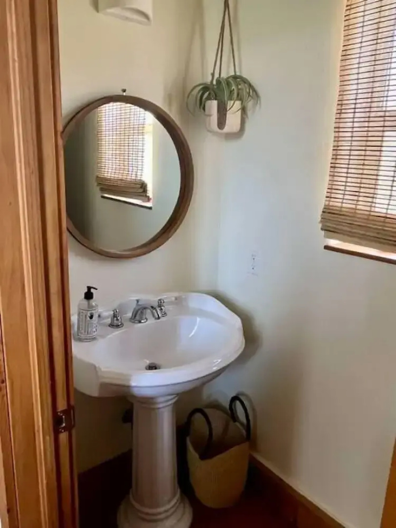 Pet Friendly Downtown Green Cabin Haven