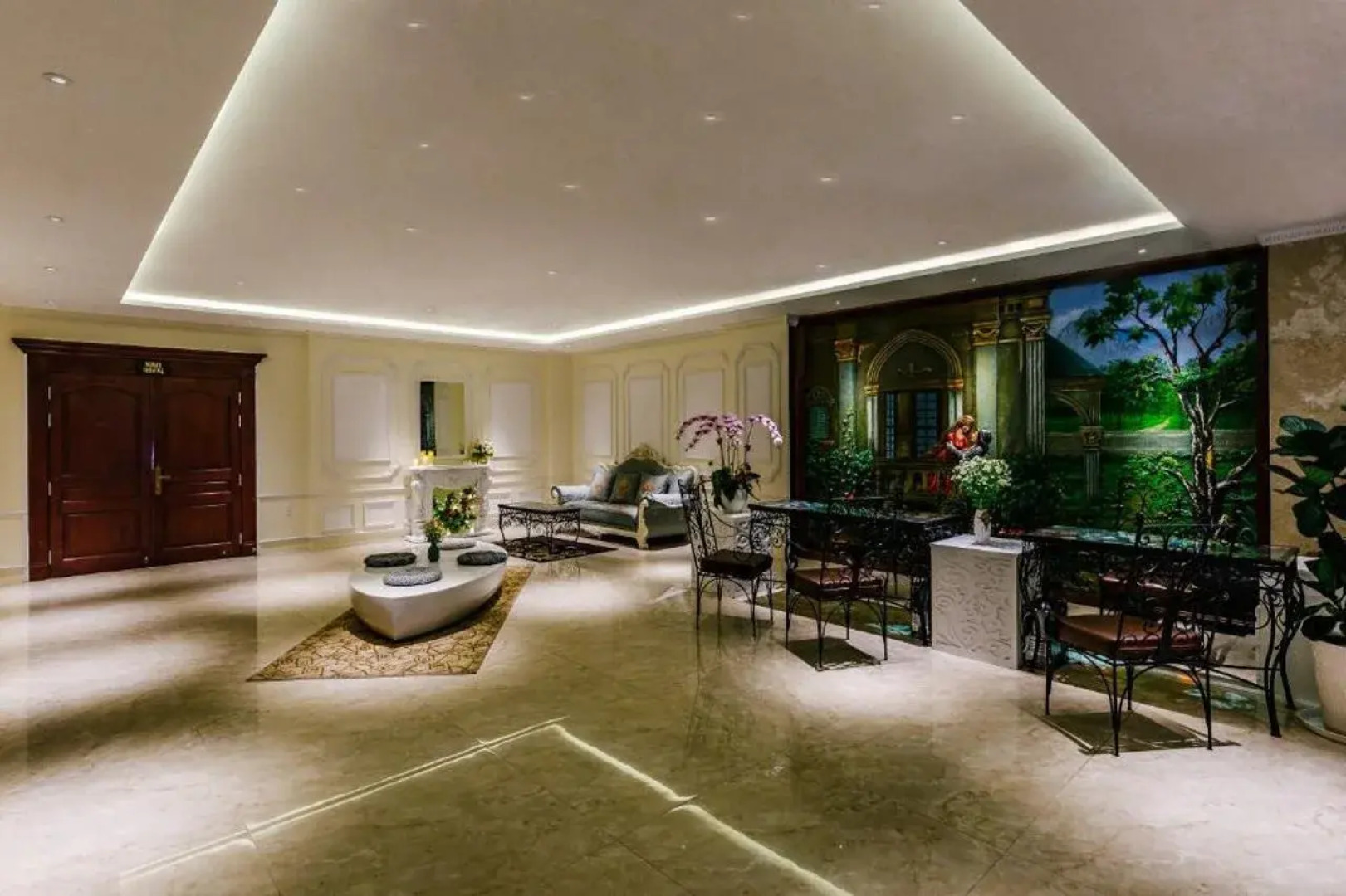 Happy Life Grand Hotel & Sky Bar