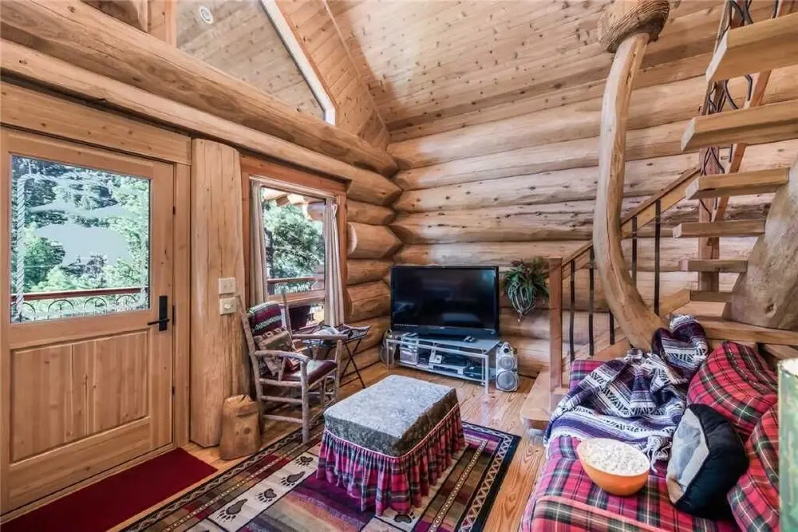 Bear Foot Lodge - Two Bedroom Cabin with Hot Tub