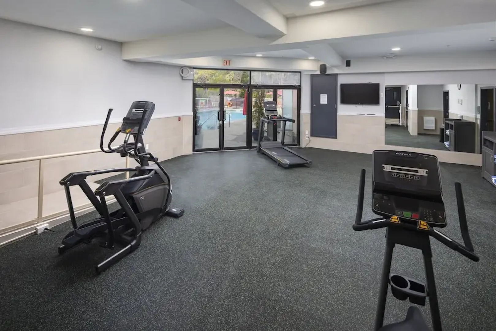 Elk Lake Inn & Suites Victoria