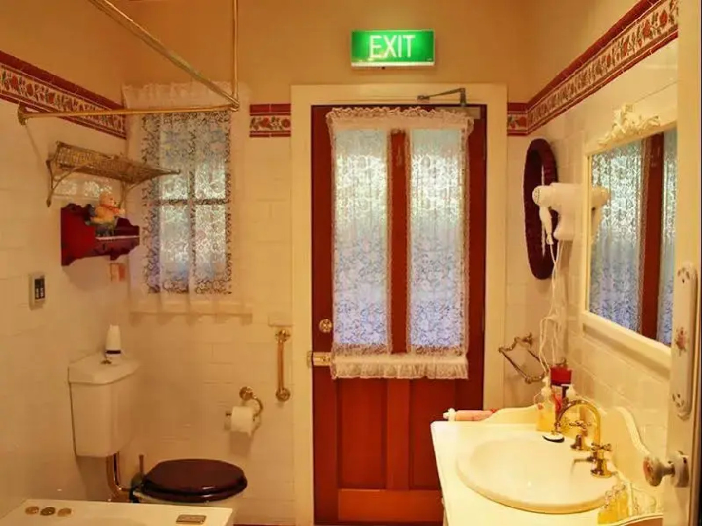 Mount Roland Country Lodge