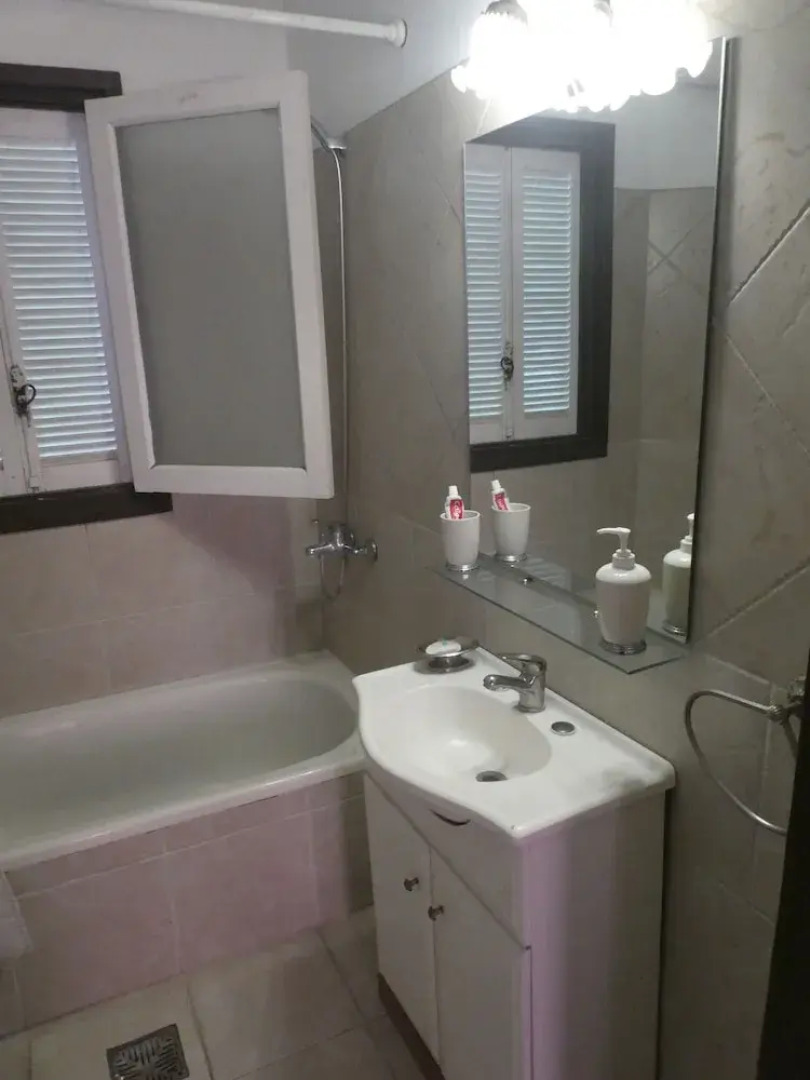 Departamento-casa muy amplio y céntrico.