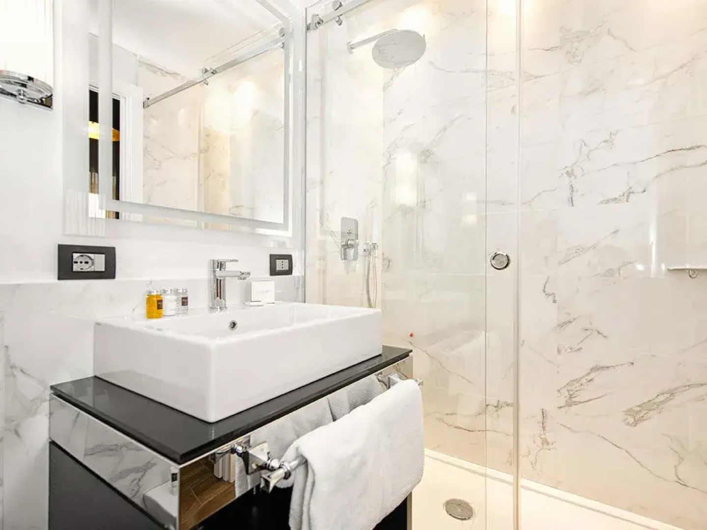 Отель The Independent Suites