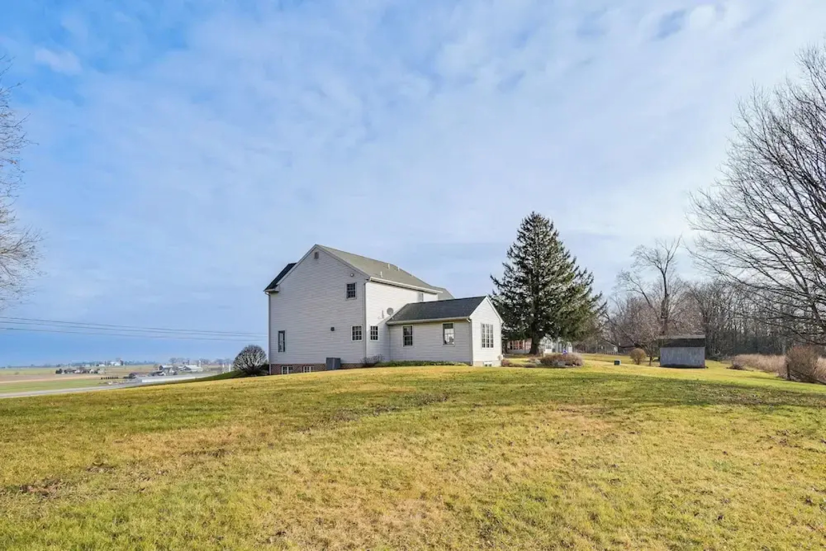 4 Mi to the Amish Village: Spacious Home w/ Deck!