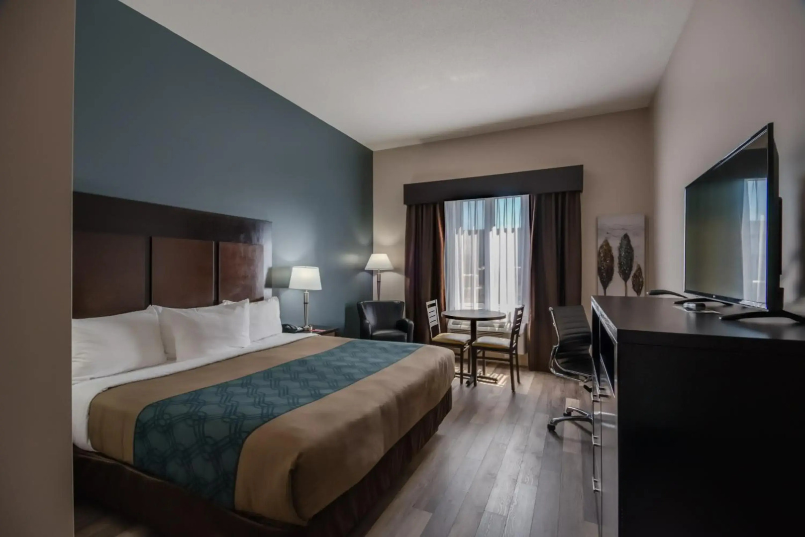 Econo Lodge Inn & Suites